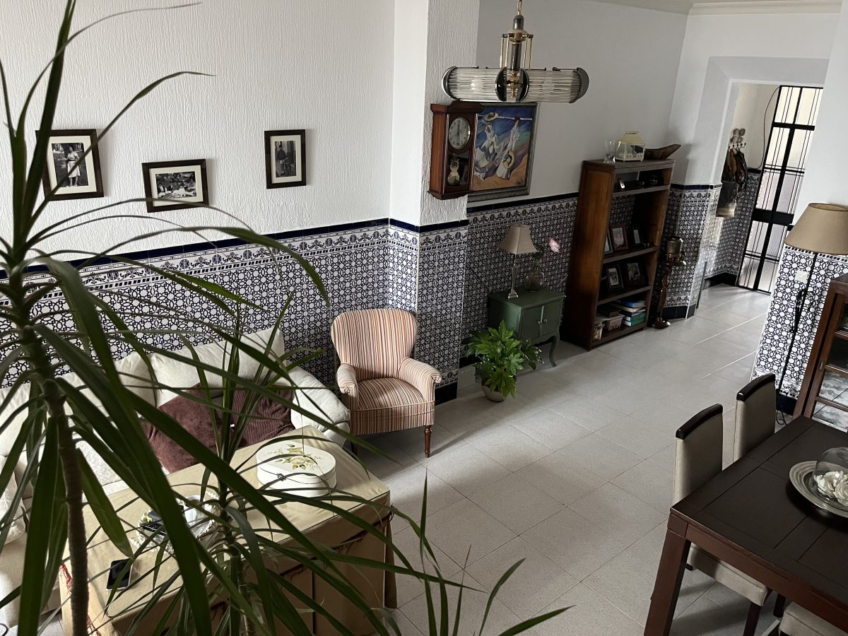 CASA DE DOS PLANTAS CON PATIO Y TERRAZA