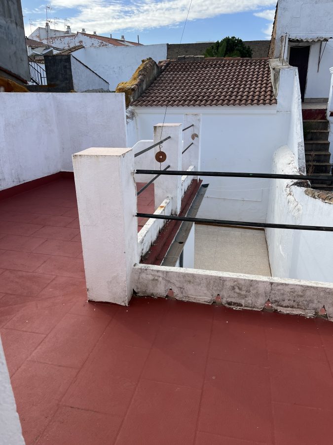 CASA DE DOS PLANTAS CON PATIO Y TERRAZA
