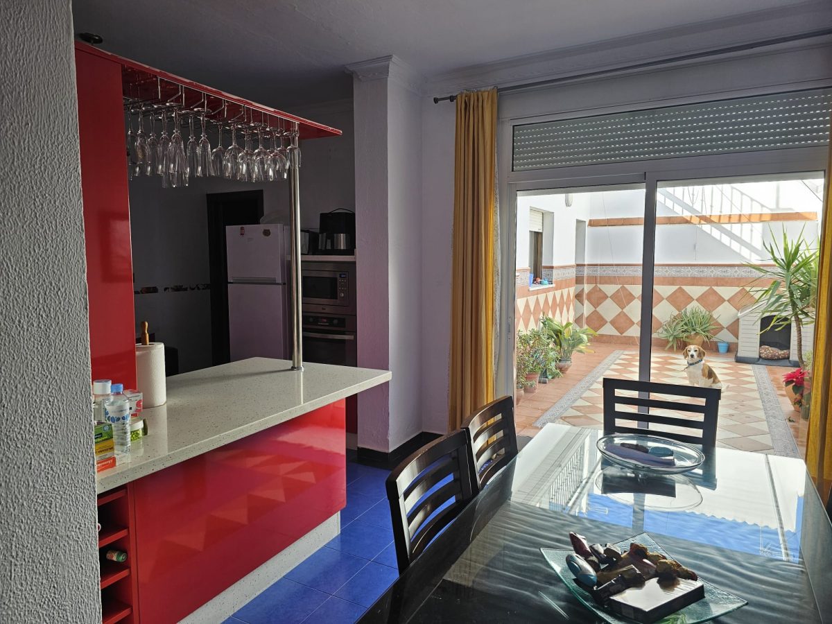 ADOSADO CON GARAJE PATIO Y TERRAZA