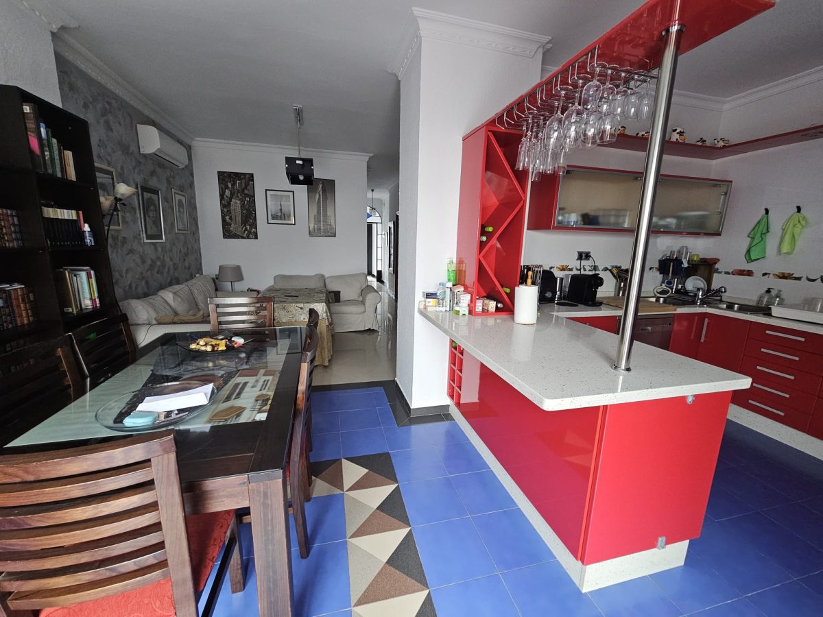 ADOSADO CON GARAJE PATIO Y TERRAZA