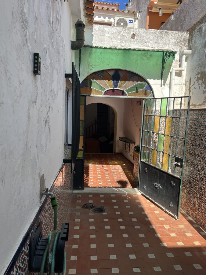 CASA DE DOS PLANTAS CON BOHARDILLA