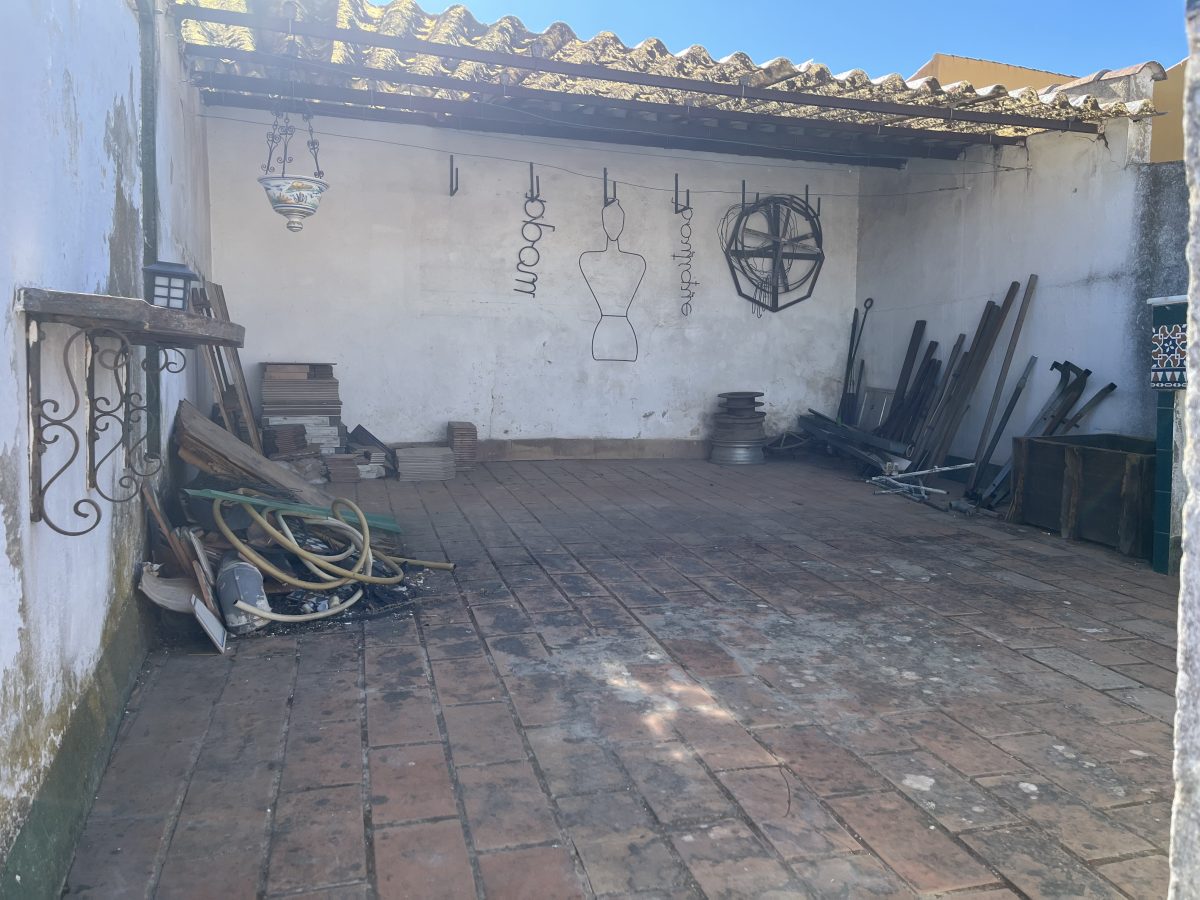 CASA DE DOS PLANTAS CON BOHARDILLA