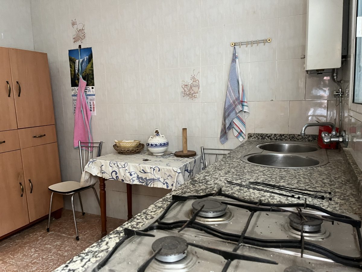 VIVIENDA CON TEJADO NUEVO Y SALIDA A DOS CALLES