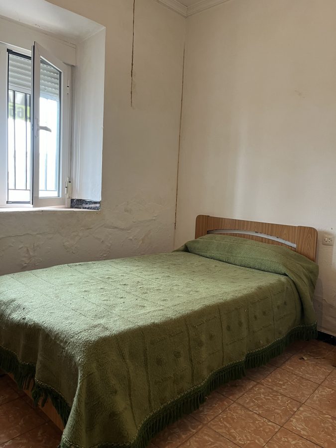 VIVIENDA CON TEJADO NUEVO Y SALIDA A DOS CALLES