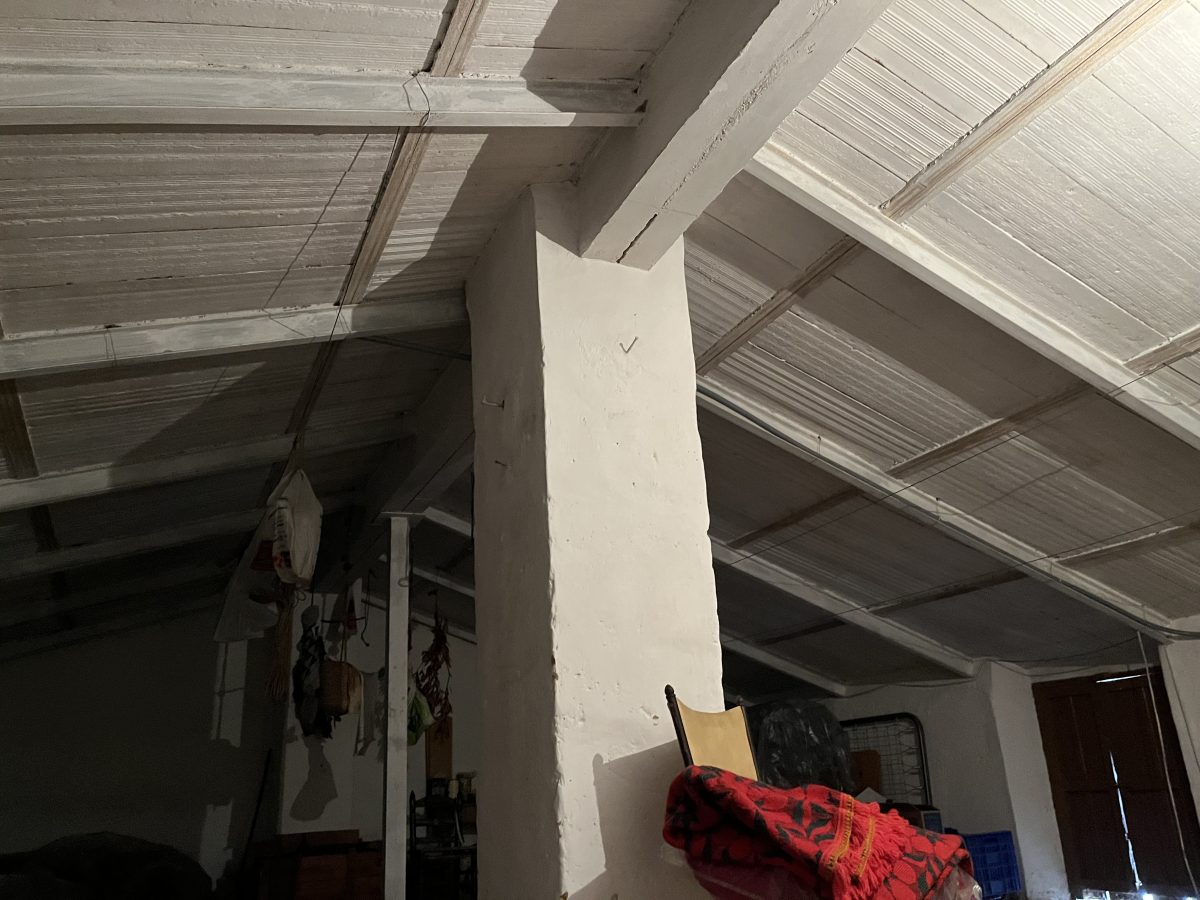 VIVIENDA CON TEJADO NUEVO Y SALIDA A DOS CALLES