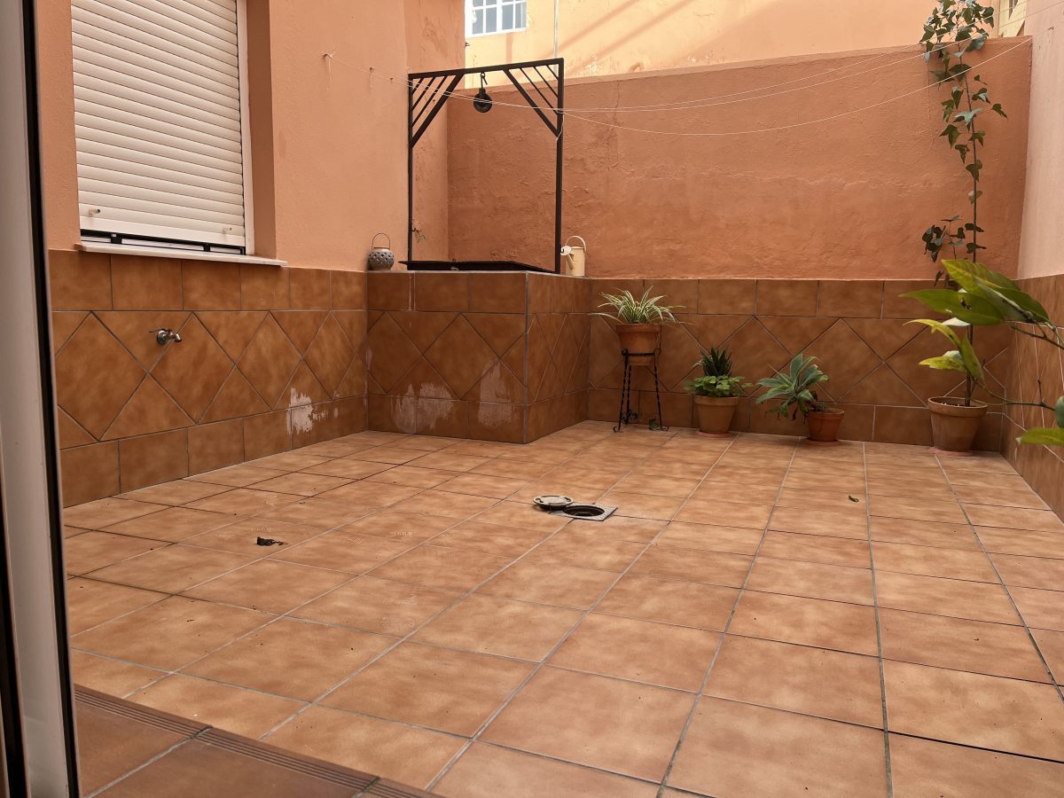 PLANTA BAJA CON PATIO Y GARAJE