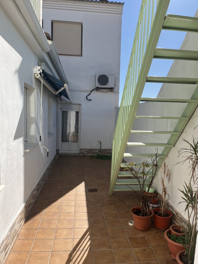 ADOSADO CON CHIMENEA EN ZONA TRANQUILA