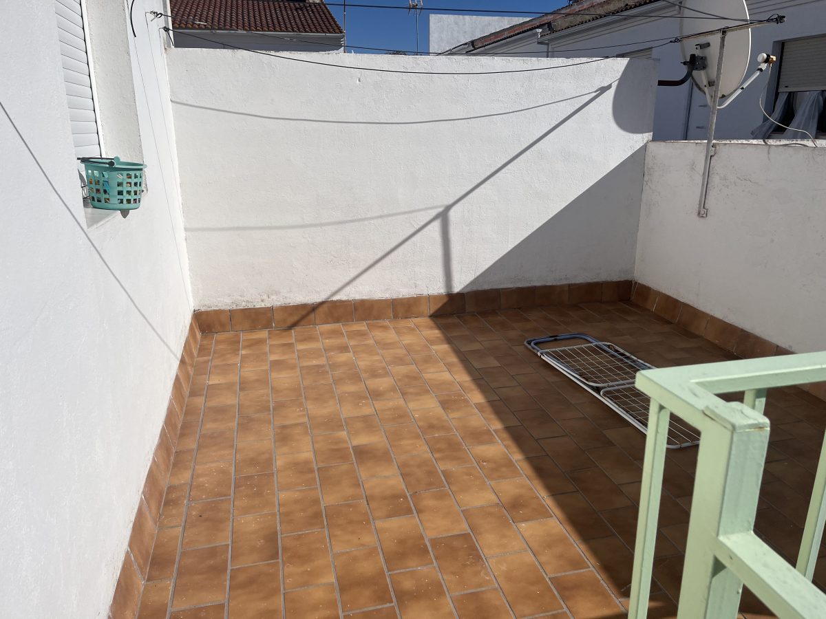 ADOSADO CON CHIMENEA EN ZONA TRANQUILA