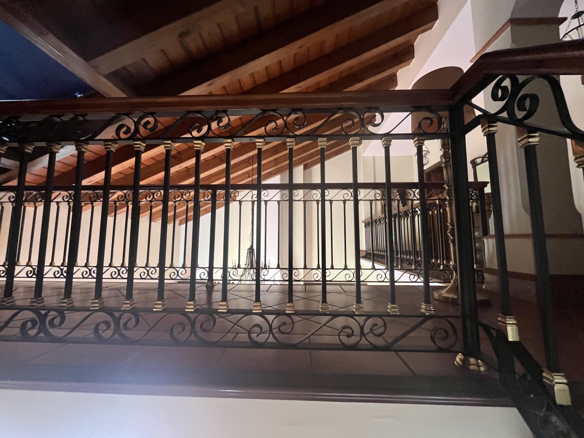 IMPRESIONANTE CASA ADOSADA