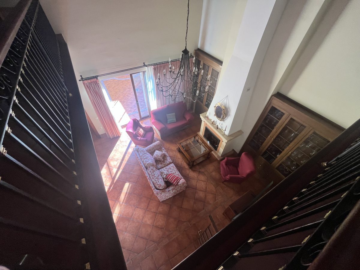 IMPRESIONANTE CASA ADOSADA