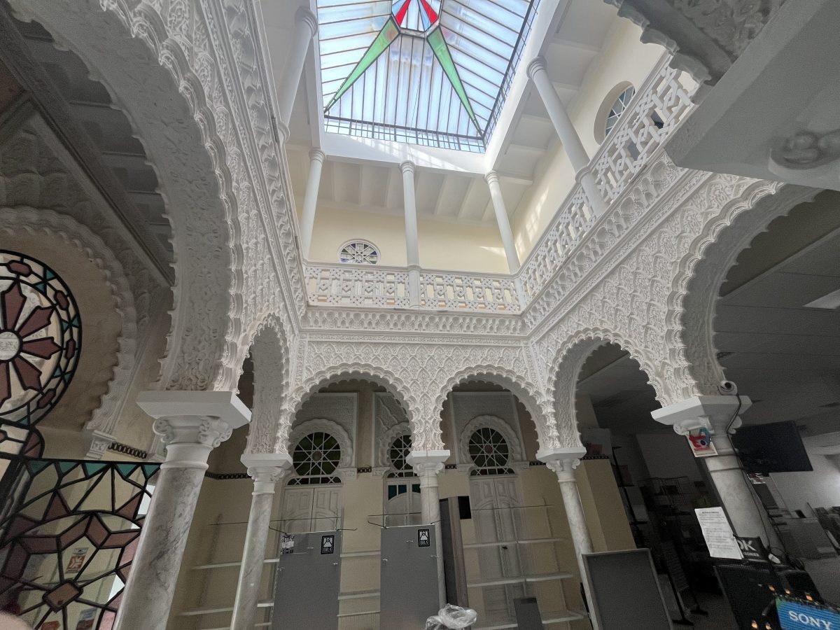 CASA/ LOCAL EN LA PLAZA DEL PUEBLO