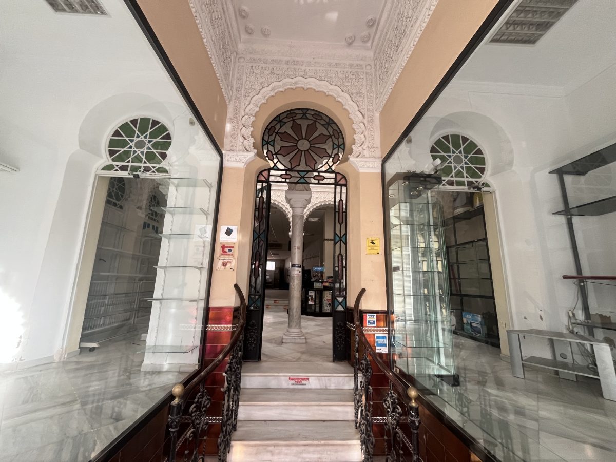 CASA/ LOCAL EN LA PLAZA DEL PUEBLO
