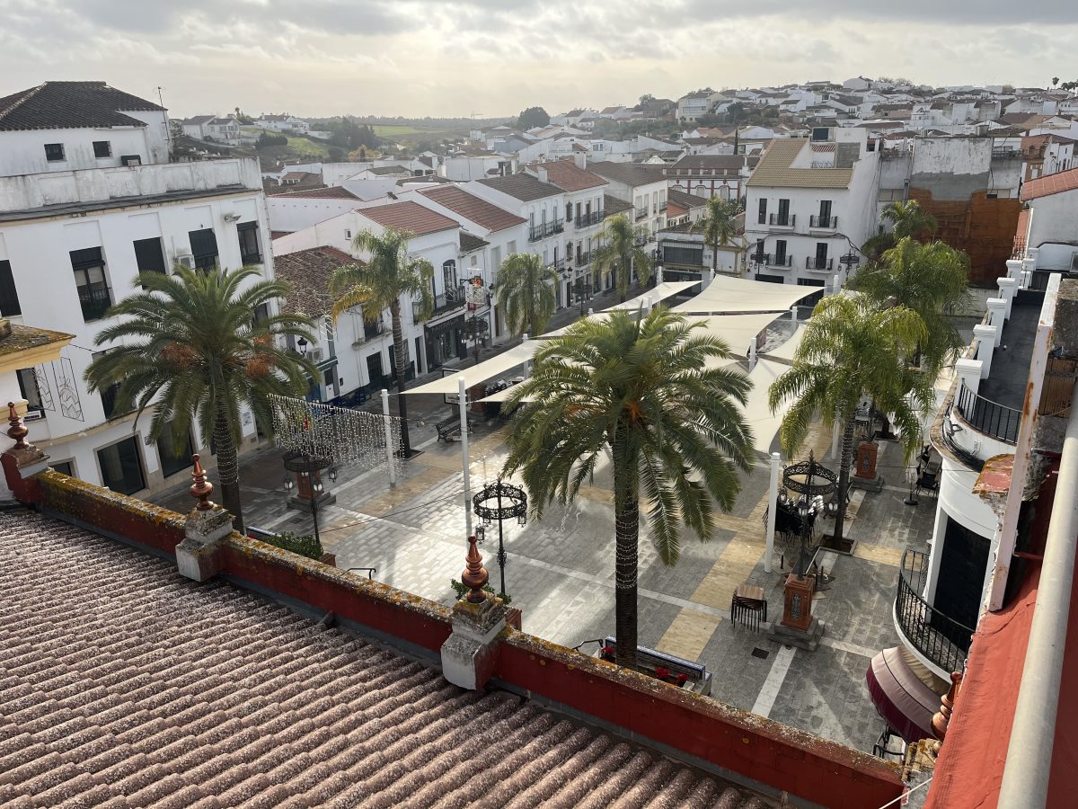 CASA/ LOCAL EN LA PLAZA DEL PUEBLO