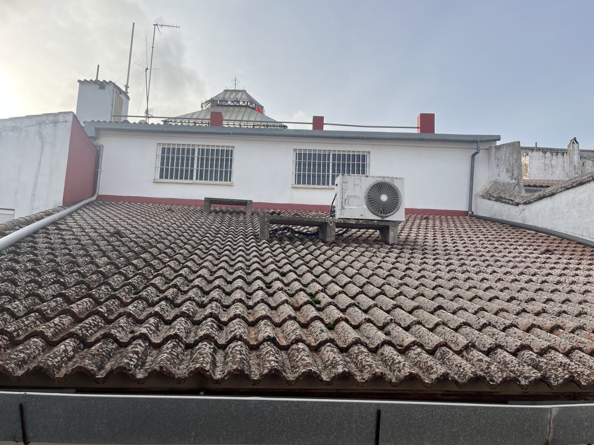 CASA/ LOCAL EN LA PLAZA DEL PUEBLO