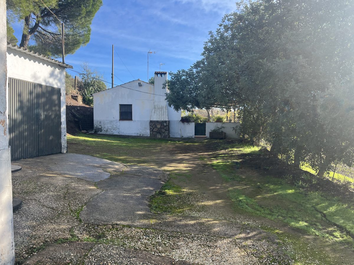 CASA CON PARCELA A 400 METROS DEL PUEBLO