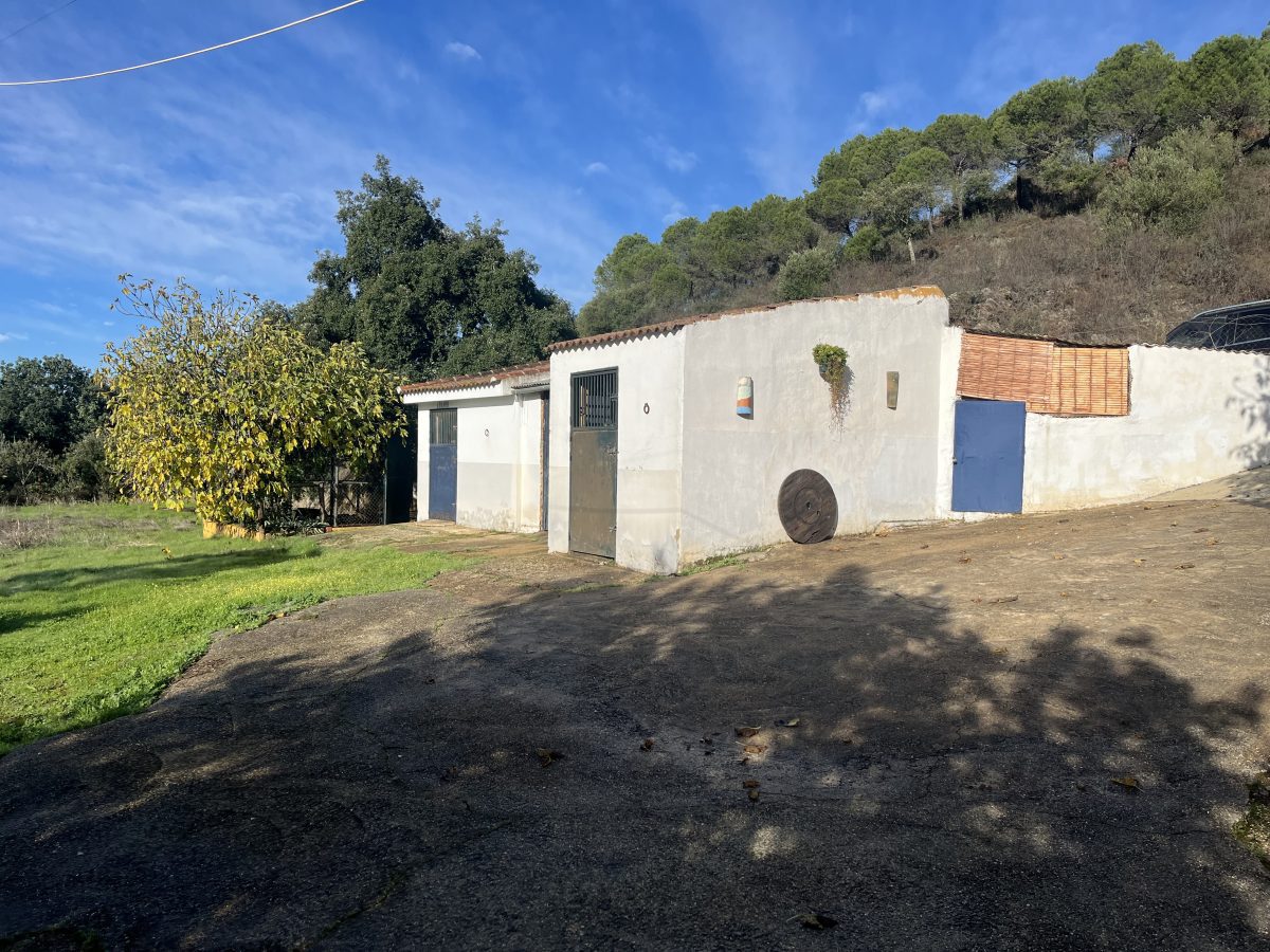 CASA CON PARCELA A 400 METROS DEL PUEBLO