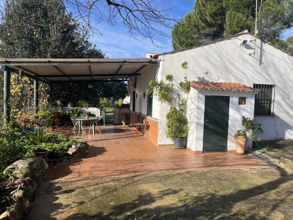 CASA CON PARCELA A 400 METROS DEL PUEBLO