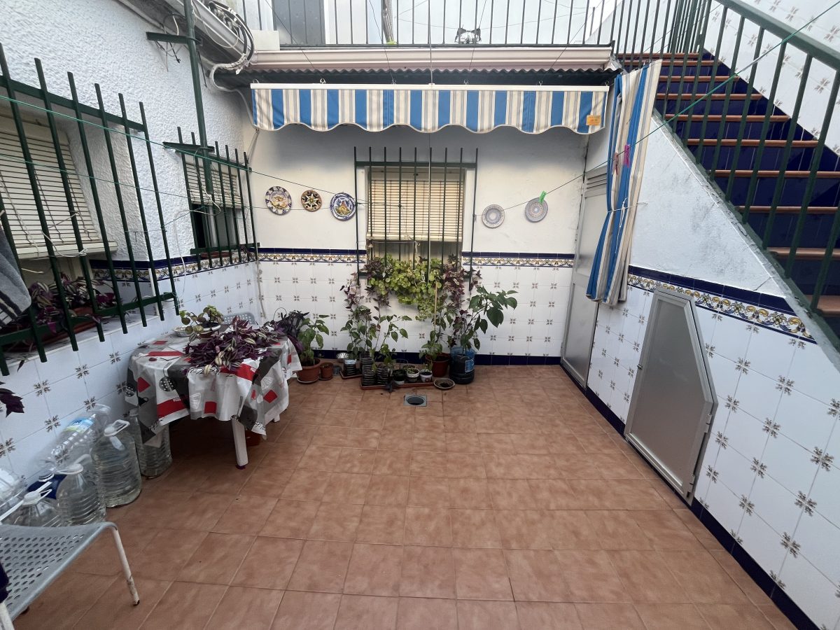 VIVIENDA PLANTA BAJA CON PATIO Y AZOTEA