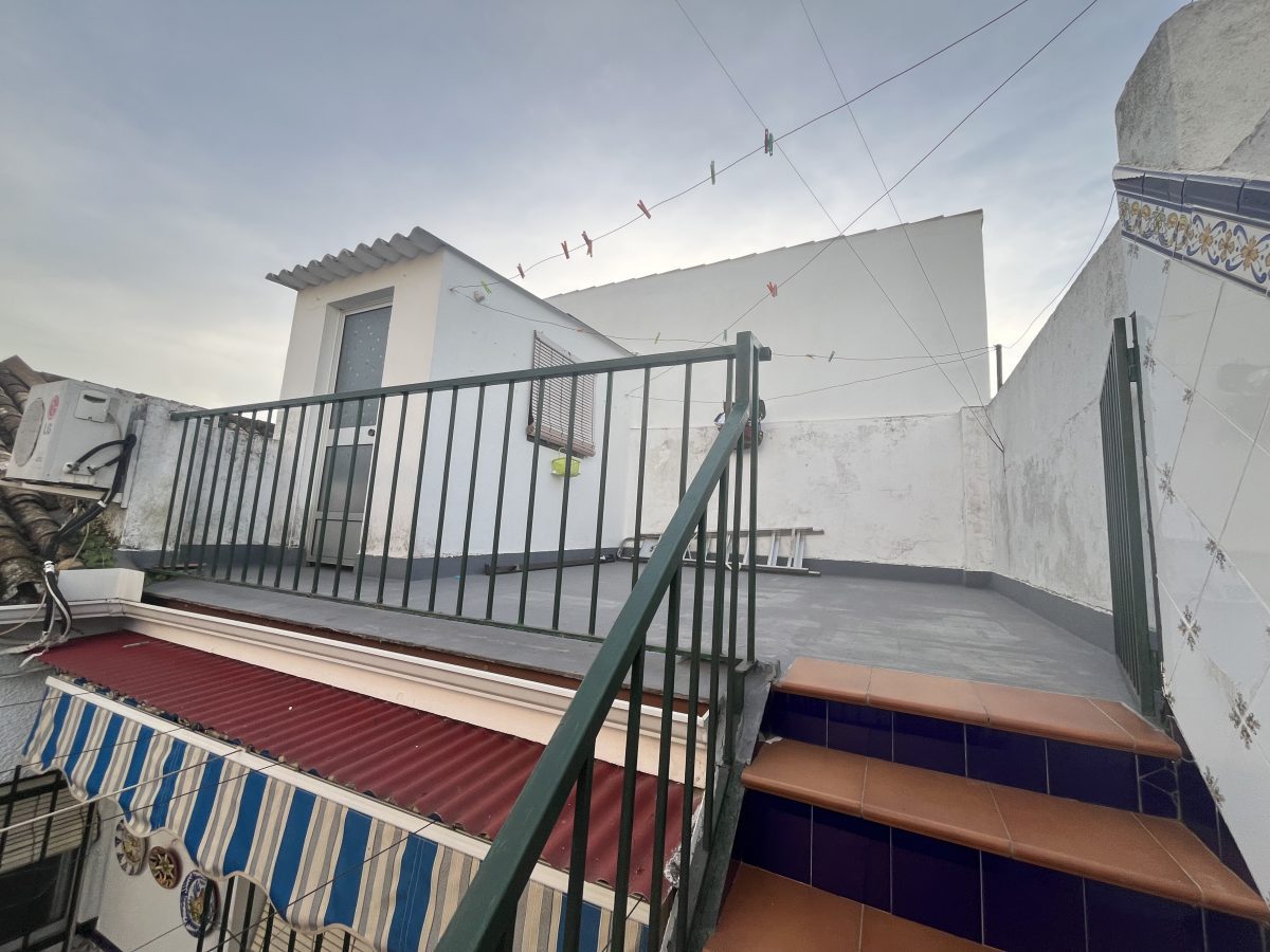 VIVIENDA PLANTA BAJA CON PATIO Y AZOTEA