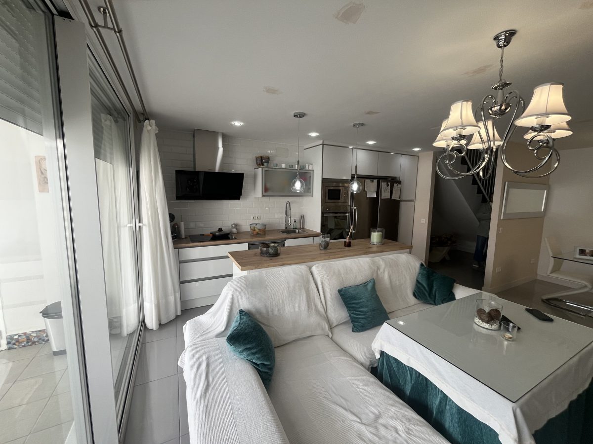 ADOSADO CON GARAJE Y REFORMA ACTUAL